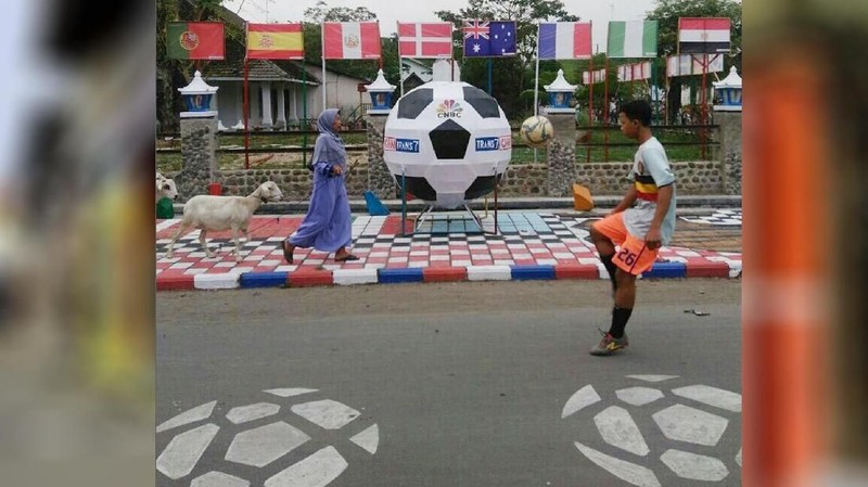 Jelang pagelaran sepakbola terbesar Piala Dunia 2018, Demam Piala Dunia 2018 menyebar dan menular ke pelosok Indonesia.