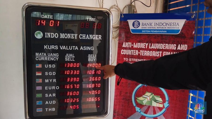 kemarin, dolar AS kembali menembus Rp 14.000.