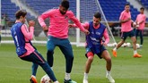 Striker Atletico Madrid Diego Costa, berusaha melewati dua rekannya pada sesi latihan. Costa berambisi meraih trofi Liga Europa pertamanya. (REUTERS/Christian Hartmann)