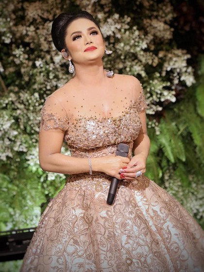 Gaunnya Lebih Megah dari Pengantin, Gaya Krisdayanti Jadi Kontroversi Gaunnya Lebih Megah dari Pengantin, Gaya Krisdayanti Jadi Kontroversi