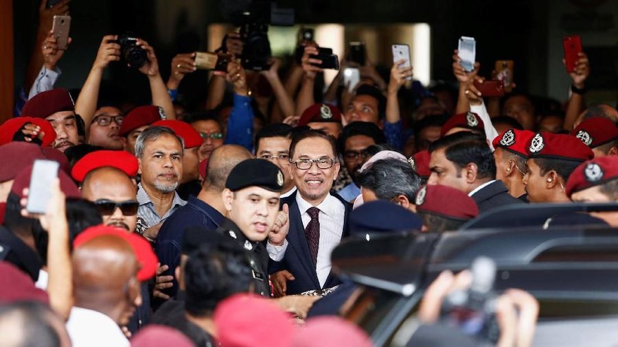 Mantan tahanan politik itu sendiri dirawat di rumah sakit untuk menjalani pemulihan dari operasi bahu.