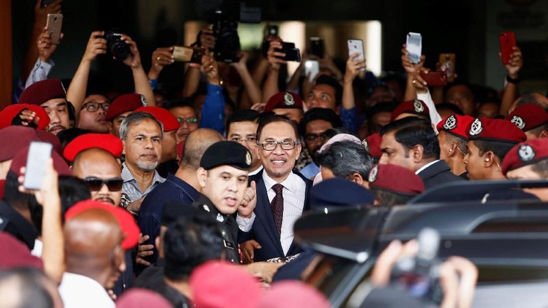 Mantan tahanan politik itu sendiri dirawat di rumah sakit untuk menjalani pemulihan dari operasi bahu.