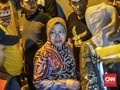 Risma Cedera Kaki saat Tinjau Saluran Air di Surabaya