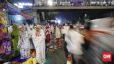 Pemerintah menetapkan puasa pertama di Ramadan 1439 Hijriah esok hari, Kamis (17/5). Warga mengawalinya dengan salat tarawih sebelum sahur dini hari nanti. (CNN Indonesia/Adhi Wicaksono)