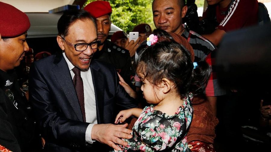 Politisi Malaysia, Anwar Ibrahim telah bebas dari penjara dan langsung memberikan dukungan penuh kepada pemerintah.