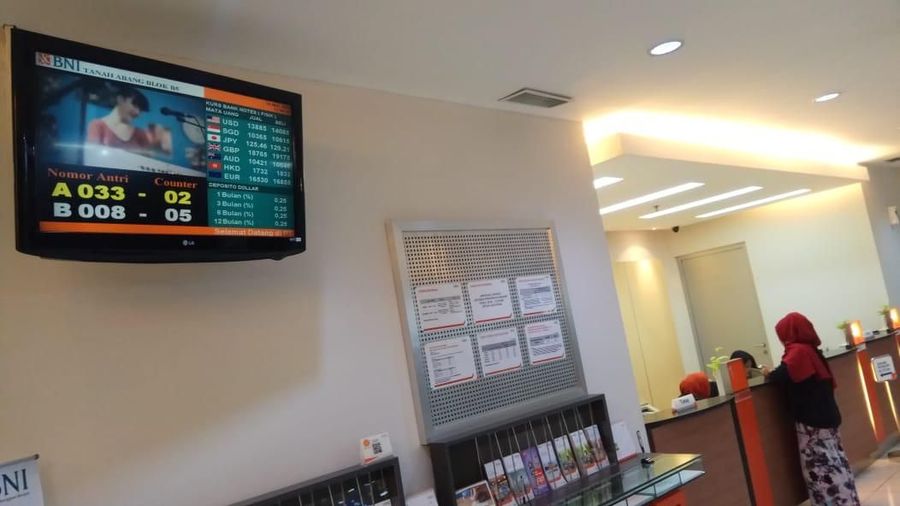 Nilai tukar rupiah terhadap dolar Amerika Serikat (AS) pada perdagangan siang hari ini bergerak menguat.