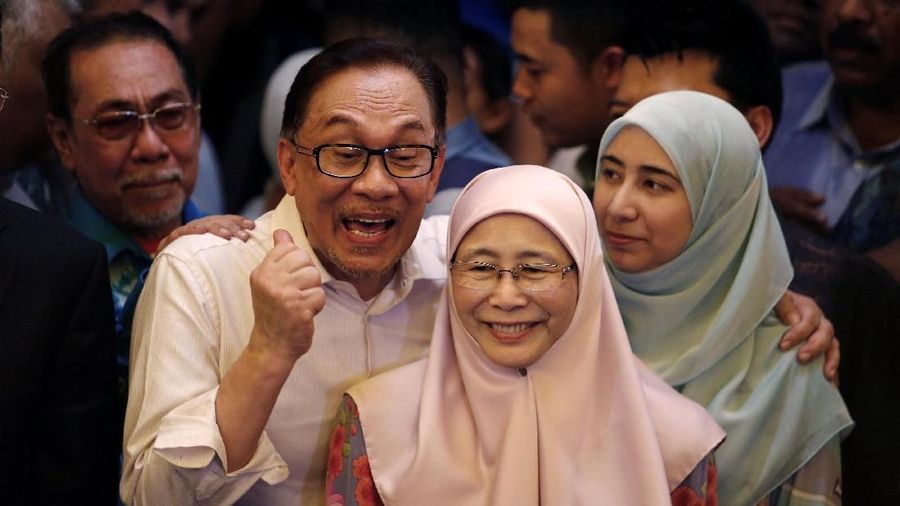 Komisi Pemilihan pada Sabtu (13/10/2018) melaporkan Anwar memperoleh 71% dari total suara, mengalahkan enam kandidat lainnya.