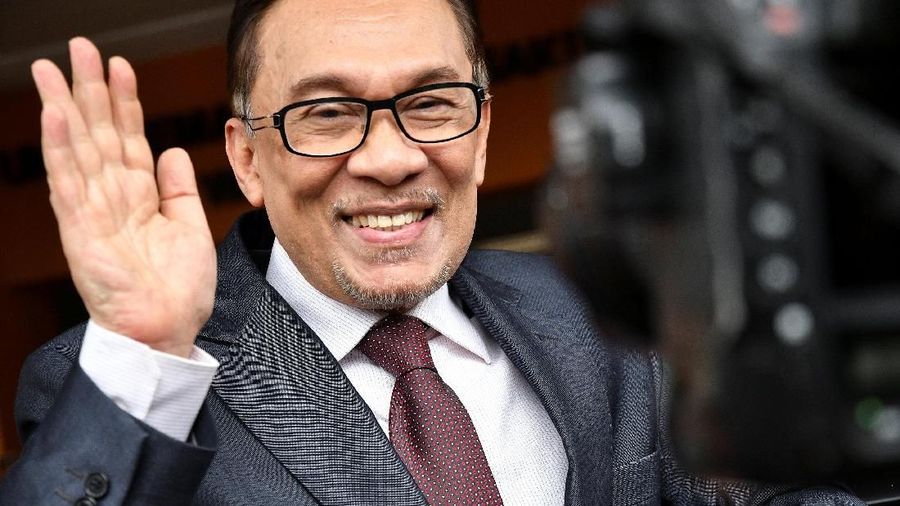 Mantan tahanan politik itu sendiri dirawat di rumah sakit untuk menjalani pemulihan dari operasi bahu.