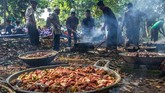 Di tradisi itu, warga bergotong-royong menyembelih dan memasak daging kambing. Sekitar 50 ekor kambing disiapkan, yang dilanjutkan ziarah ke makam leluhur serta makan bersama. (ANTARA FOTO/Aji Styawan)