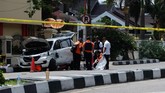 Polisi mengamankan sejumlah barang bukti milik teroris yakni mobil Avanza BM 1192 SQ, tiga samurai, lima penutup muka, tiga pasang sepatu, satu handycam, jaket, sarung tangan dan ikat kepala. (AFP PHOTO / DEDY SUTISNA)