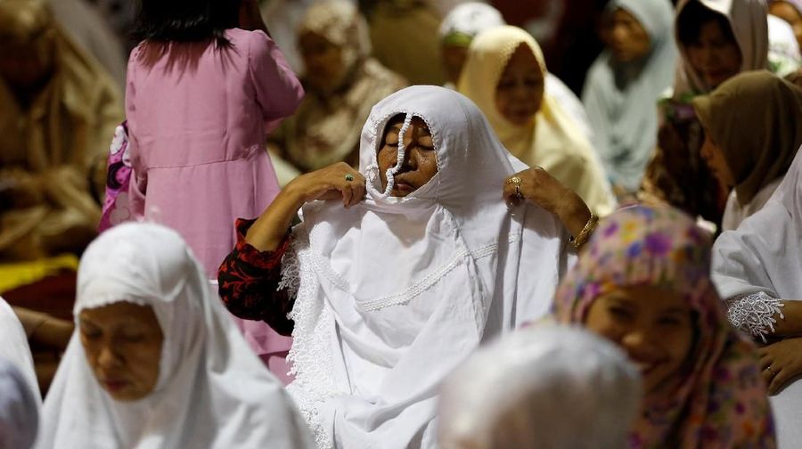 A Muslim woman prepares her clothing for prayers at the first day of the holy fasting month of Ramadan at Istiqlal mosque in Jakarta, Indonesia, May 16, 2018. REUTERS/Willy Kurniawan