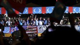 Selain mengupayakan pembebasan Anwar Ibrahim, Mahathir juga bertekad untuk memeriksa skandal korupsi yang melibatkan dana investasi negara, 1Malaysia Development Berhad. (REUTERS/Stringer)
