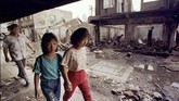 Kelompok etnis Tionghoa di Indonesia berjalan melewati rumah-rumah yang dihancurkan massa. Krisis ekonomi 1998 bukan hanya memicu terjadinya pergantian kepemimpinan, tapi juga kerusuhan dan kekerasan pada etnis Tionghoa di berbagai tempat di Indonesia. (PDN/KM - RP1DRIESGZAB)
