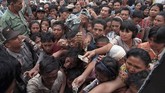 Ribuan masyarakat Indonesia dengan membawa-bawa uang tunai berusaha membeli minyak goreng yang disediakan Bulog pada Januari 1998. Krisis moneter yang bermula di Thailand pada 1996 kemudian merambat ke Indonesia dan menyebabkan harga bahan-bahan makanan meroket tajam. (INDONESIA - RP1DRIGEUJAC)