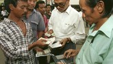 Pengusaha Indonesia membeli dolar AS dari pejalan kaki di jalanan Jakarta pada Juni 1998. Krisis ekonomi mengakibatkan nilai tukar rupiah pada masa itu sempat menyentuh angka Rp16 ribu, sehingga membeli dolar di jalanan lebih murah ketimbang di tempat penukaran uang resmi. (Reuters/RP1DRIGCOCAA)