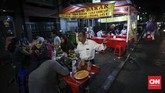 Bulan puasa sendiri menjadi berkah bagi para pedagang makanan, baik yang berada di pinggir jalan maupun di restoran. Kebiasaan berbuka di luar rumah membuat mereka kecipratan rezeki. (CNNIndonesia/Safir Makki)