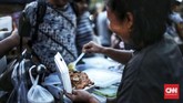 Beberapa makanan disarankan untuk menjadi menu berbuka dan mengganti energi yang hilang seharian, misalnya saja kurma, madu, pisang, apel atau ubi jalar. Hanya saja tentu tak semua mudah ditemukan di penjaja pinggir jalan, sehingga alternatif lain pun bisa dicoba. (CNN Indonesia/Andry Novelino)