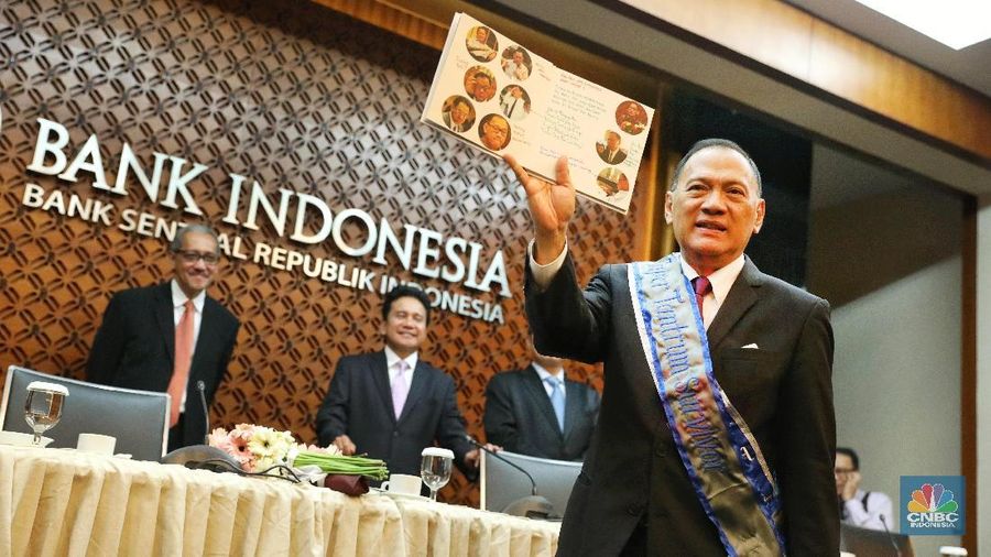 Hari ini Agus Martowardojo menggelar Rapat Dewan Gubernur untuk terakhir kalinya sebagai Gubernur Bank Indonesia (BI), dan dilepas oleh para pewarta.