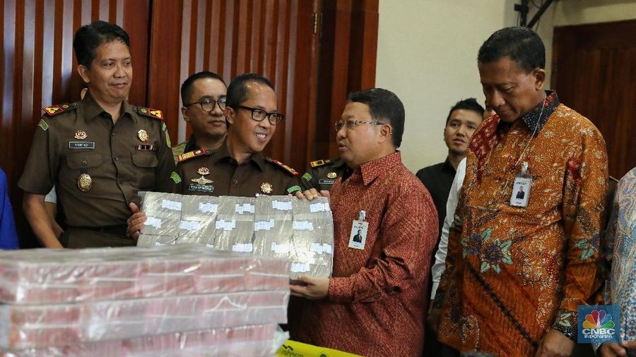 Samadikun Hartono mengembalikan sisa dana yang dikorupsi sebesar Rp 87 miliar secara tunai.