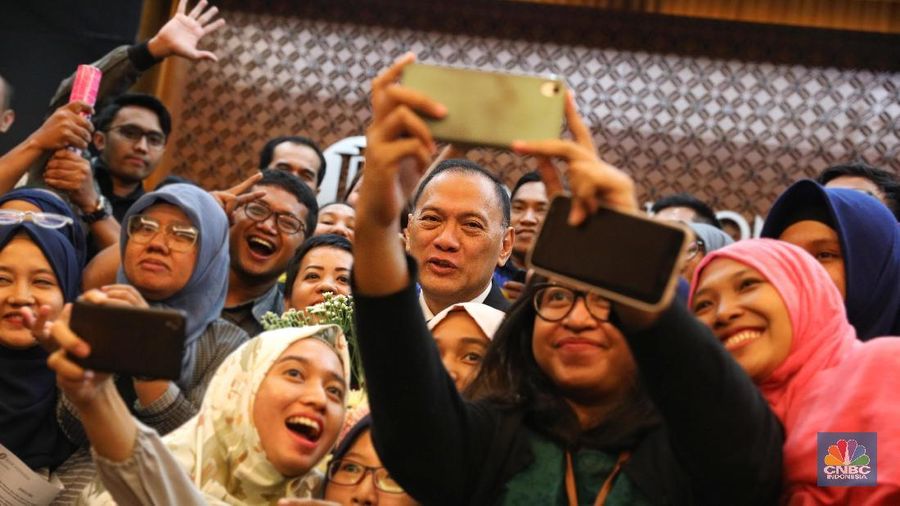 Hari ini Agus Martowardojo menggelar Rapat Dewan Gubernur untuk terakhir kalinya sebagai Gubernur Bank Indonesia (BI), dan dilepas oleh para pewarta.