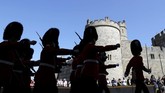 Para penjaga pun bersiap dengan acara kerajaan tersebut di kastel yang telah berdiri sejak abad ke-11 Masehi itu. (Reuters/Marko Djurica)