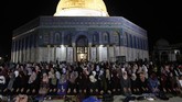 Umat Muslim melakukan Salat Tarawih pertama di halaman Masjid Al-Aqsha di Yerusalem, Rabu (16/5). (Anadolu Agency/Mostafa Alkharouf)