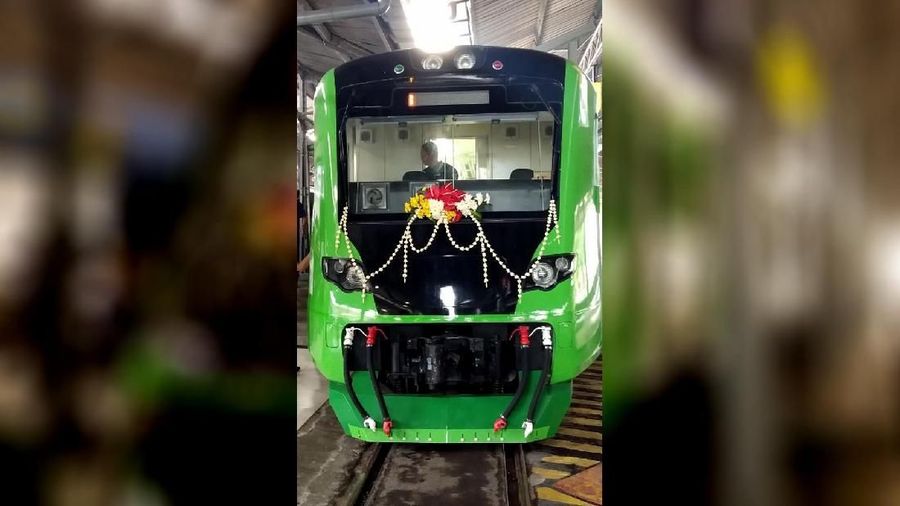 Satu rangkaian KA Solo Ekspres terdiri dari empat kereta dengan kapasitas angkut sebanyak 393 penumpang