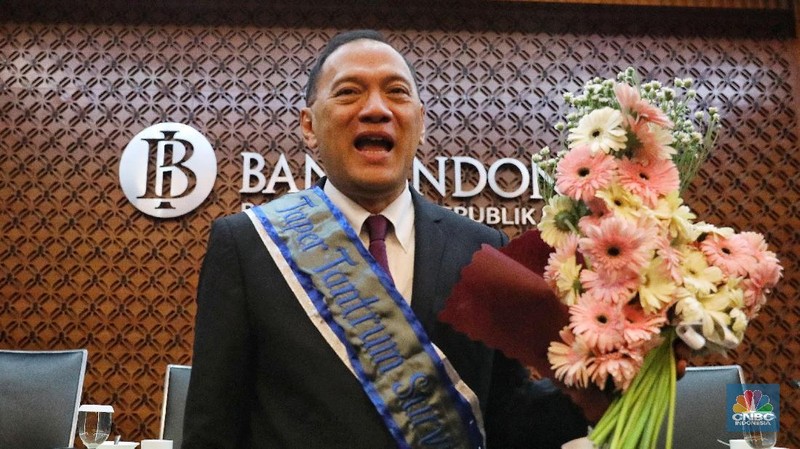 Hari ini Agus Martowardojo menggelar Rapat Dewan Gubernur untuk terakhir kalinya sebagai Gubernur Bank Indonesia (BI), dan dilepas oleh para pewarta.