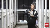 Ada kalanya berbuka pun dilakukan dalam ketergesaan, di sela-sela mengejar bus Transjakarta atau moda transportasi lainnya. (CNN Indonesia/Andry Novelino)