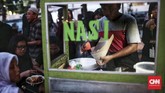 Mulai hari ini, 17 Mei 2018, umat muslim di Indonesia menjalankan ibadah puasa. Di tengah kepadatan dan keriuhan Jakarta, banyak yang harus berbuka puasa di jalanan, misalnya saja di jalan kawasan plaza Semanggi ini. Seporsi nasi goreng hangat pun menjadi pilihan untuk makanan berbuka. (CNN Indonesia/Andry Novelino)