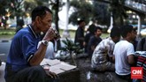 Di bulan puasa di Indonesia, sore hari menjadi waktu yang sangat riuh dengan berbagai penjaja makanan kecil memadati jalanan berbagai kota. Mulai dari kolak pisang, es buah, goreng-gorengan, hingga minuman bersoda dijajakan untuk memikat mereka yang mencari alternatif buka puasa. (CNN Indonesia/Andry Novelino)