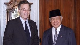 Bisikan Steve Hanke Sebelum Soeharto Terjungkal