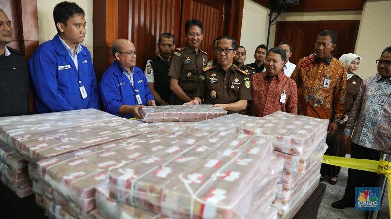 Samadikun Hartono mengembalikan sisa dana yang dikorupsi sebesar Rp 87 miliar secara tunai.