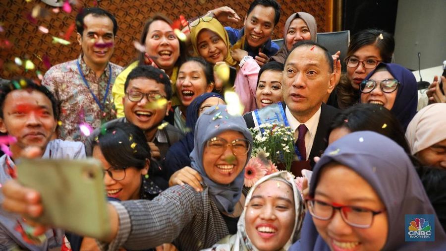 Hari ini Agus Martowardojo menggelar Rapat Dewan Gubernur untuk terakhir kalinya sebagai Gubernur Bank Indonesia (BI), dan dilepas oleh para pewarta.