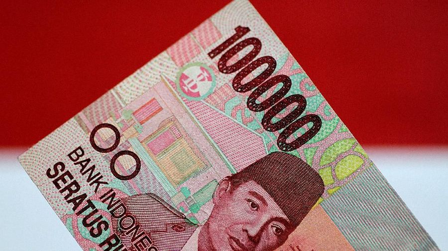 FILE PHOTO: An Indonesia Rupiah note is seen in this picture illustration June 2, 2017. REUTERS/Thomas White/Illustration/File Photo