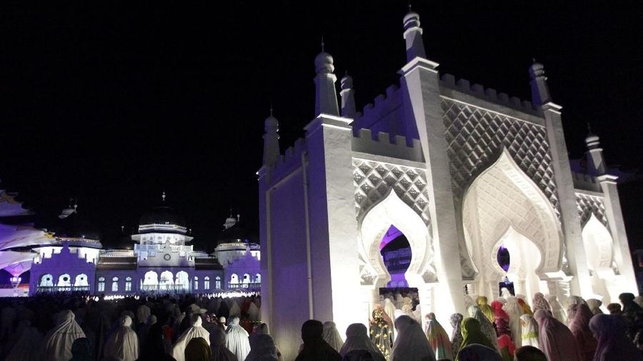 Indonesian Muslims pray during the Islamic holy fasting month of Ramadan at Baiturrahman Mosque, Banda Aceh, Indonesia May 16, 2018. Picture taken May 16, 2018.  REUTERS/Oviyandi Emnur