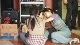 Di Bandara Soekarno-Hatta, dua remaja etnis Tionghoa menunggu pesawat yang bisa membawa mereka keluar dari Indonesia. Pada 1998, bandara memang dipenuhi masyarakat Indonesia yang berusaha ke luar negeri untuk mencari perlindungan dan rasa aman. (DL/TAN/WS - RP1DRIEHEMAB)
