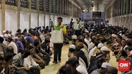 FOTO: Buka Puasa Pertama Ala Warga Ibu Kota