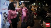 Sepasang muda-mudi di kawasan Sabang, Jakarta, Kamis (17/5), sebelum berbuka puasa di hari pertama. Sabang yang dikenal sebagai salah satu tempat dengan banyak pilihan wisata kuliner pun bisa menjadi alternatif bagi Anda yang berada di area sana dan tak bisa tiba di rumah tepat waktu. (CNNIndonesia/Safir Makki)