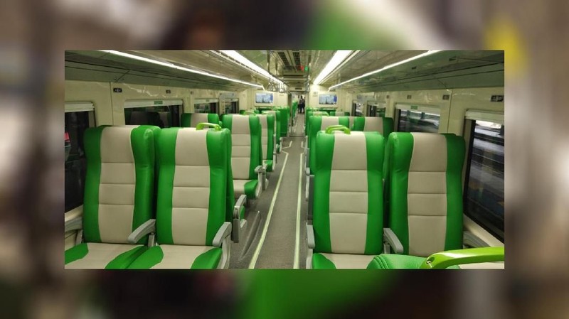 Satu rangkaian KA Solo Ekspres terdiri dari empat kereta dengan kapasitas angkut sebanyak 393 penumpang
