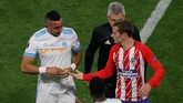 Antoine Griezmann yang merupakan rekan setim Dimitri Payet di timnas Prancis coba menghibur mantan pemain West Ham United itu. Payet berpeluang gagal memperkuat Prancis di Piala Dunia 2018. (REUTERS/Vincent Kessler)