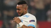 Gelandang Marseille Dimitri Payet menangis ketika harus meninggalkan lapangan menit ke-32 karena cedera. (REUTERS/Peter Cziborra)