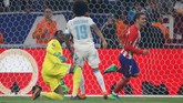 Penyerang Atletico Madrid Antoine Griezmann membuka keunggulan pada menit ke-21 setelah memanfaatkan blunder pemain Marseille Andre Angguisa. (REUTERS/Christian Hartmann)