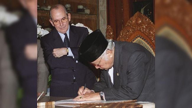 Presiden Clinton Pernah Minta Soeharto Kerja Sama dengan IMF