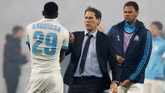 Pelatih Marseille Rudi Garcia coba menghibur pemainnya, Andre Anguissa, yang melakukan blunder saat gol pertama Atletico Madrid. (REUTERS/John Sibley)