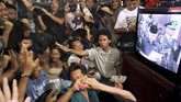 Mahasiswa bersorak-sorai ketika menyaksikan peristiwa mundurnya Soeharto sebagai Presiden Republik Indonesia lewat sebuah layar televisi. Di tengah-tengah krisis politik dan krisis ekonomi, masa kejayaan Soeharto yang telah berlangsung 32 tahun pun berakhir. (DL/JO/ME - RP1DRIEREGAB)