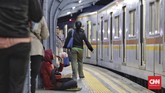 Bukan hanya di pinggir jalan, para penumpang KRL komuterline pun berbuka puasa di sela-sela aktivitas mereka menunggu jadwal keberangkatan di Stasiun Jakarta Kota. Memilih berbuka di tempat lain berarti merelakan sampai di rumah lebih malam. (CNNIndonesia/Adhi Wicaksono)