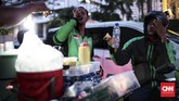 Para pengemudi ojek daring (ojol) adalah salah satu kelompok masyarakat yang akan menghabiskan buka puasa mereka dengan jajanan di pinggir jalan. Mereka hanya punya sedikit waktu beristirahat sebelum harus kembali mengantar penumpang ke rumah. (CNN Indonesia/Andry Novelino)