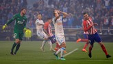 Atletico Madrid sempat berada dalam tekanan Marseille di awal babak pertama. Salah satu peluang emas didapat penyerang Valere Germain setelah menerima umpan Dimitri Payet, tapi tendangannya menyamping. (REUTERS/Gonzalo Fuentes)