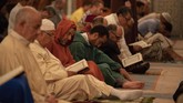 Umat Muslim membaca Al-Qur'an sebelum melakukan Salat Tarawih di Masjid Lalla Sokaina di Rabat, Maroko, Rabu (16/5). (Anadolu Agency/Jalal Morchidi)